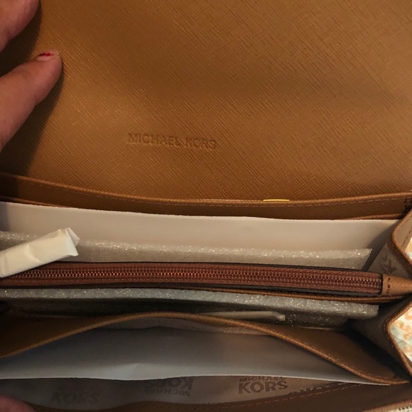 NWT mk vanilla Fulton Wallet - Picture 5 of 6